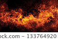 黑暗中燃燒的紅色和黃色火焰的背景素材 133764920