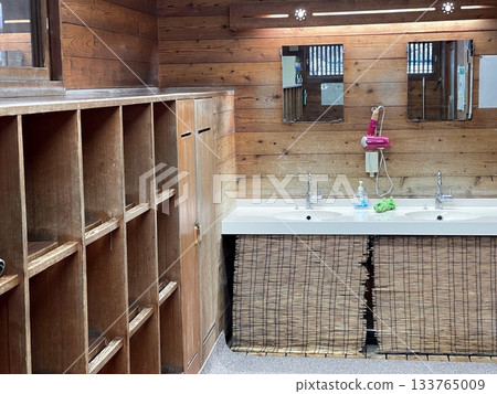 洗手間和更衣室的內部裝潢散發著木質的溫暖氣息。 133765009