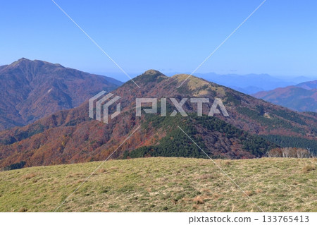 View of Tomaru and Mitake from Mt. Maruzasayama (Tokushima Prefecture, Mount Tsurugi range) 133765413