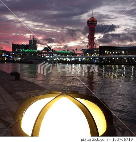 博多港塔，燈光璀璨，夕陽西下。 133766719
