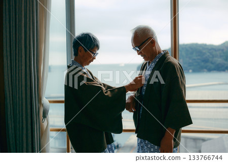 一對老年夫婦溫柔地整理著浴衣的領子。 一對老年夫婦溫柔地整理著浴衣的領子。 133766744