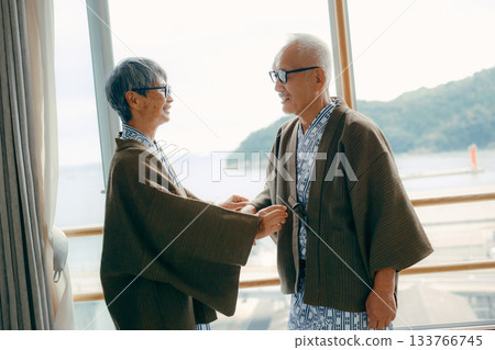 一對老年夫婦溫柔地整理著浴衣的領子。 133766745