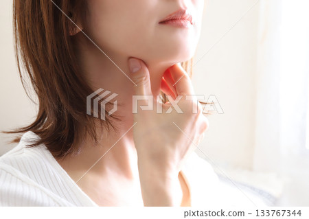 女性下巴臉部線條 133767344