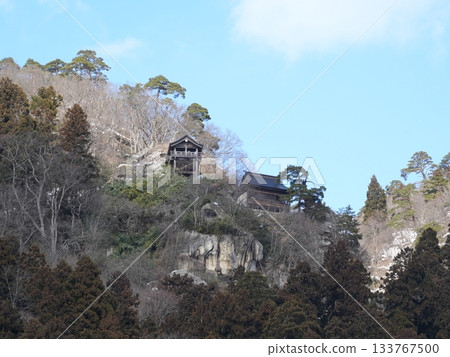 Snowy scenery and blue skies at Yamadera (Risshakuji Temple) in Yamagata | Stunning silvery winter scenery at Godaido Hall 133767500