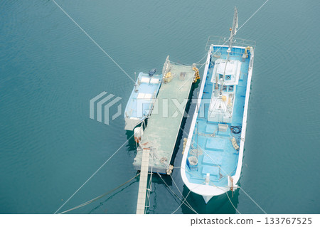 寧靜的港口小鎮和山脈景色 寧靜的港口小鎮和山脈景色 133767525