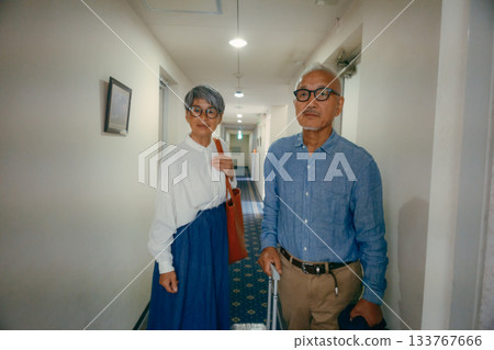一對老年夫婦搭乘電梯的旅行場景 133767666