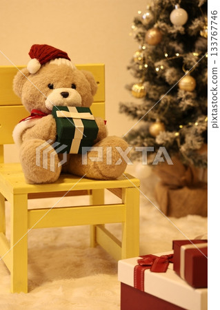 等待聖誕禮物的泰迪熊 133767746
