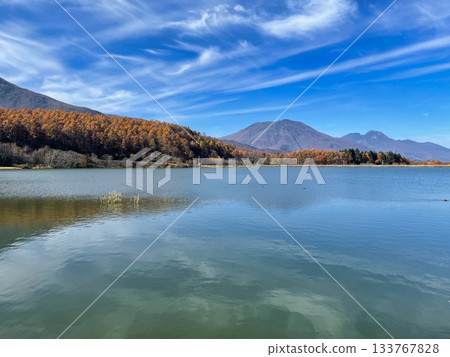 秋日湖畔，遠處可見黑姬山和妙高山。 133767828