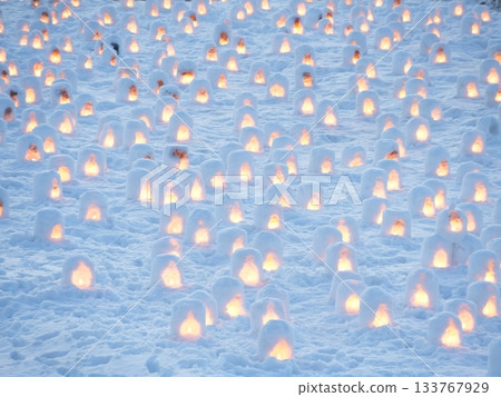 Yokote Snow Festival: Night view of a row of miniature snow huts lit by snow lights. Winter background material (Yokote, Akita) Yokote Snow Festival: Night view of a row of miniature snow huts lit by snow lights. Winter background material (Yokote, Akita) 133767929