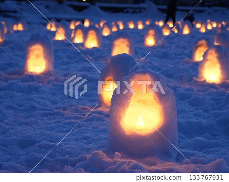 秋田縣橫手市橫手雪祭上的雪屋 | 銀色雪景和燈光秀（旅遊資訊） 133767931