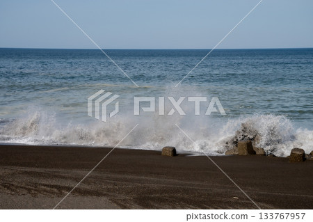 春天的鄂霍次克海,海浪拍打 春天的鄂霍次克海,海浪拍打 133767957