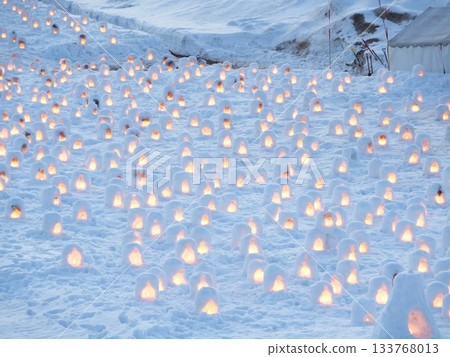 秋田縣橫手市橫手雪祭上的雪屋 | 銀色雪景和燈光秀（旅遊資訊） 133768013