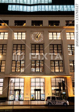 從東京站丸之內站廣場眺望東京中央郵政大樓（JP塔）的夜景，丸之內，千代田區，東京 133768127