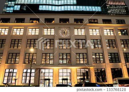 從東京站丸之內站廣場眺望東京中央郵政大樓（JP塔）的夜景，丸之內，千代田區，東京 133768128