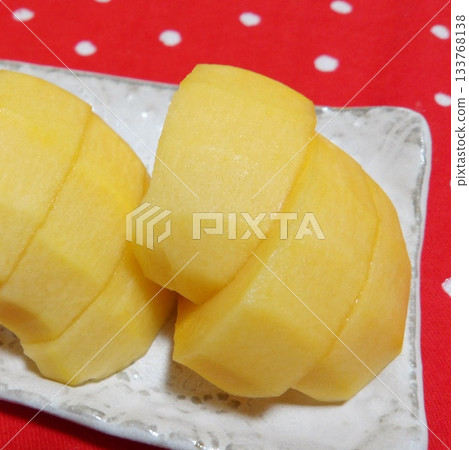 秋天的味道!新鮮、色澤鮮豔的橘色柿子 秋天的味道!新鮮、色澤鮮豔的橘色柿子 133768138
