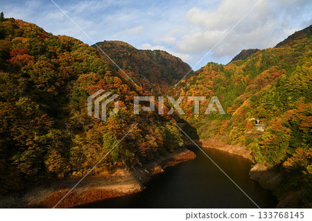 秋日的山谷和湖泊，落葉繽紛。 133768145