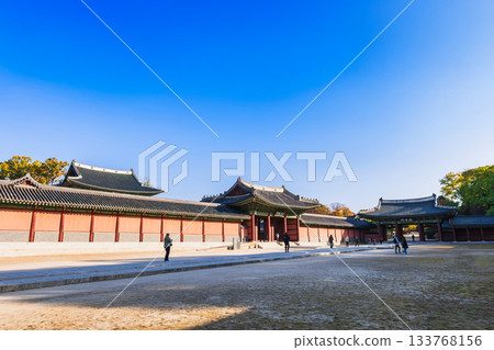 Autumn in Seoul: Changdeokgung Palace, Injeongmun Gate and Sukjanggung Gate Autumn in Seoul: Changdeokgung Palace, Injeongmun Gate and Sukjanggung Gate 133768156