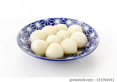 白玉丸子（浸泡在糖漿中） 133768541