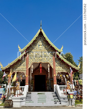 柴帕吉寺的金黃色在藍天的襯托下格外醒目。 柴帕吉寺的金黃色在藍天的襯托下格外醒目。 133768562