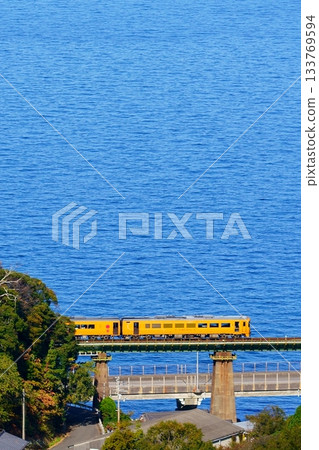 碧藍的伊予灘海和明亮的觀光列車 碧藍的伊予灘海和明亮的觀光列車 133769594