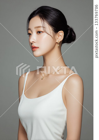 梳著優雅盤發的女士 133769786