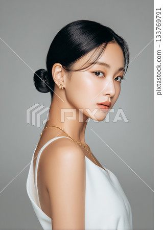 一位佩戴金色飾品的優雅女士 一位佩戴金色飾品的優雅女士 133769791