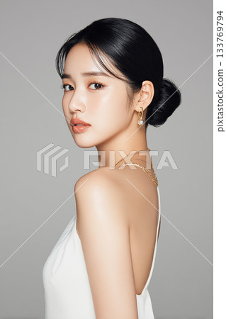 身穿白色吊帶衫的美麗女子的肖像 身穿白色吊帶衫的美麗女子的肖像 133769794