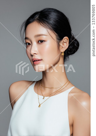 一位女士的鏡頭,她頭髮優雅地盤起,五官輪廓分明。 一位女士的鏡頭,她頭髮優雅地盤起,五官輪廓分明。 133769805