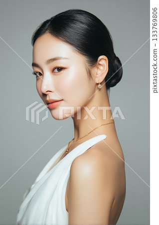 一位佩戴金色飾品的女士,更添她成熟的魅力。 一位佩戴金色飾品的女士,更添她成熟的魅力。 133769806