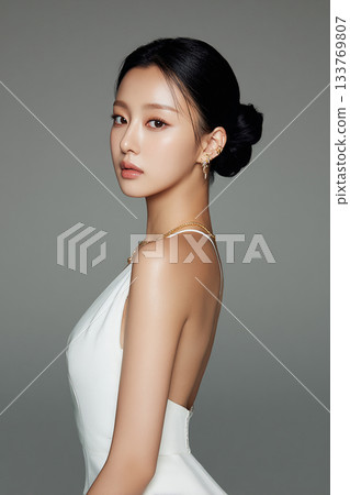 一位女性乾淨優雅的時尚形象 133769807