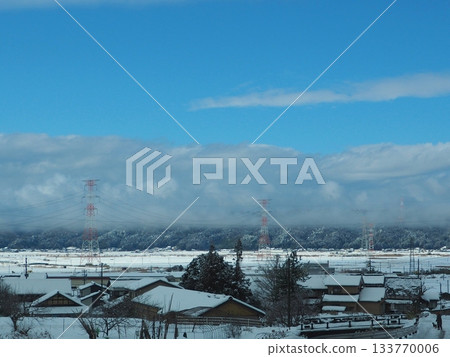 白雪覆蓋的居民區和一座電力塔的景色 133770006