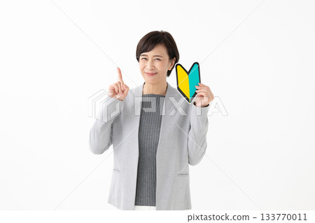 A woman with a beginner's mark 133770011