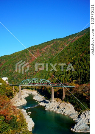 在秋高氣爽的日子裡，南浦特快列車穿過山谷。 133770131