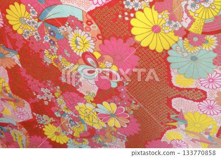 一款以菊花為圖案的日本紙設計，採用千代紙的色彩，以及生動可愛的配色。 133770858