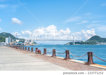 下關海濱長廊，俯瞰關門海峽、關門大橋和蔚藍的夏日天空。 133771252