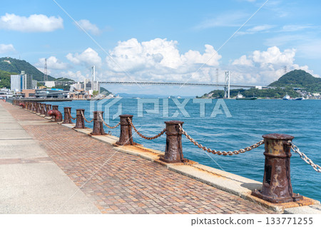 下關海濱長廊,俯瞰關門海峽、關門大橋和蔚藍的夏日天空。 下關海濱長廊,俯瞰關門海峽、關門大橋和蔚藍的夏日天空。 133771255