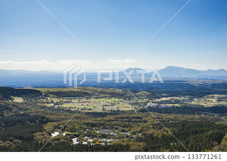 從半田高原眺望阿蘇山及其外緣全景,藍天白雲。 從半田高原眺望阿蘇山及其外緣全景,藍天白雲。 133771261