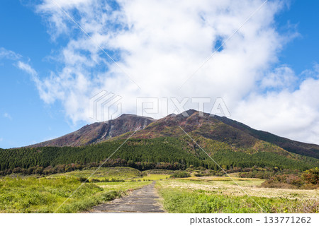 The majestic mountain ranges of the Kuju Mountain Range and Kuju Plateau, bathed in autumn colors 133771262