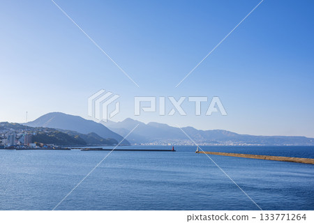 晴朗的一天，可俯瞰大分市西大分港的海灣景色 133771264