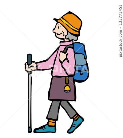 一位佩戴熊鈴鐺的老年婦女健行 133773453