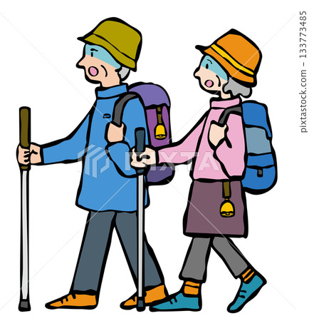 在徒步旅行時遇到危險後感到害怕的老年男女 133773485