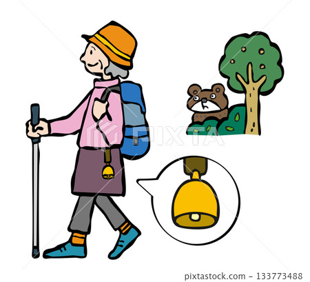 一位佩戴熊鈴鐺的老婦人在山中徒步旅行 133773488