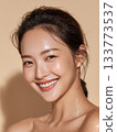 一位笑容燦爛、肌膚健康透亮的女性的美麗肖像 133773537