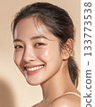 一位年輕女子擁有清新透亮肌膚，笑容迷人。 133773538