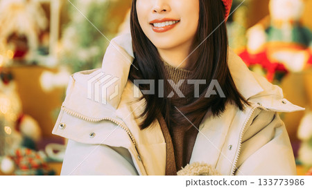 聖誕裝飾和微笑的女人 133773986