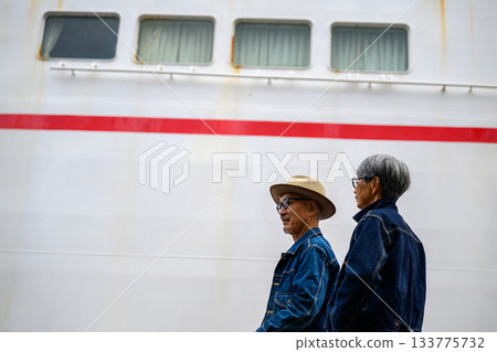 兩位老人沿著船邊行走。 133775732