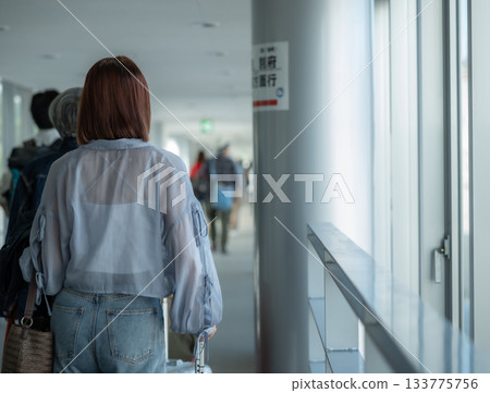 年輕女子的背影 133775756