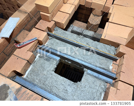 Installation of the heating stove ceiling. Insulation with mineral wool. Ceiling made of bricks on metal angles. Construction of a heating stove. 133781905