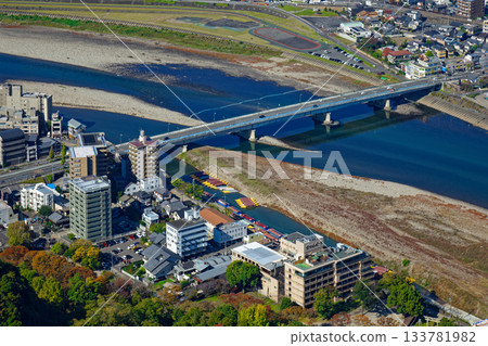 從岐阜城眺望長良川方向的城市景觀 從岐阜城眺望長良川方向的城市景觀 133781982