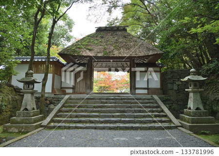 Autumn at Honen-in Temple's Sanmon Gate (Sakyo Ward, Kyoto City) 133781996